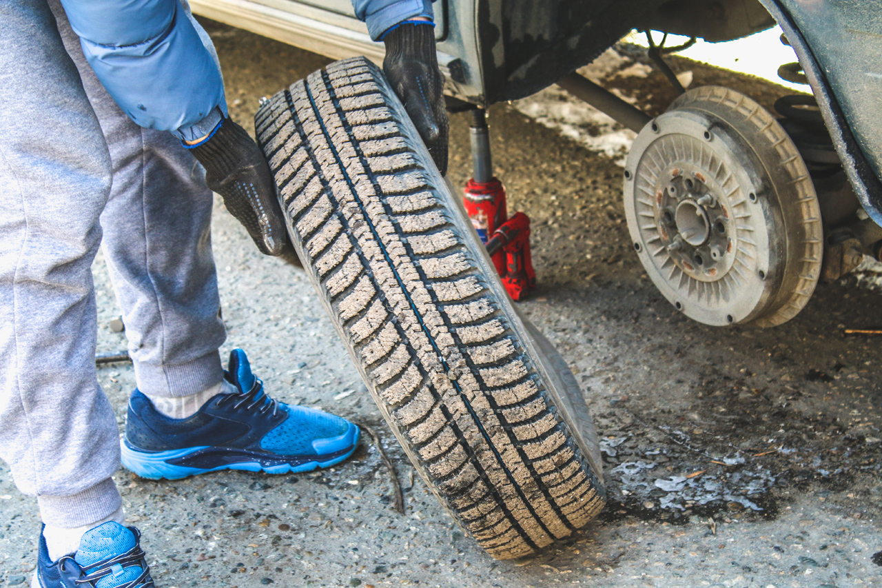 Changing a flat tyre