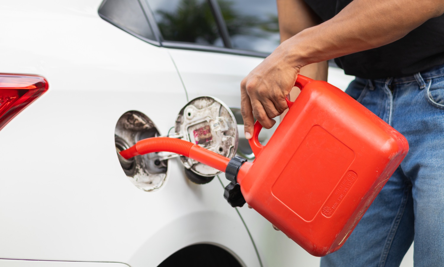 Fuel delivery to a stranded vehicle